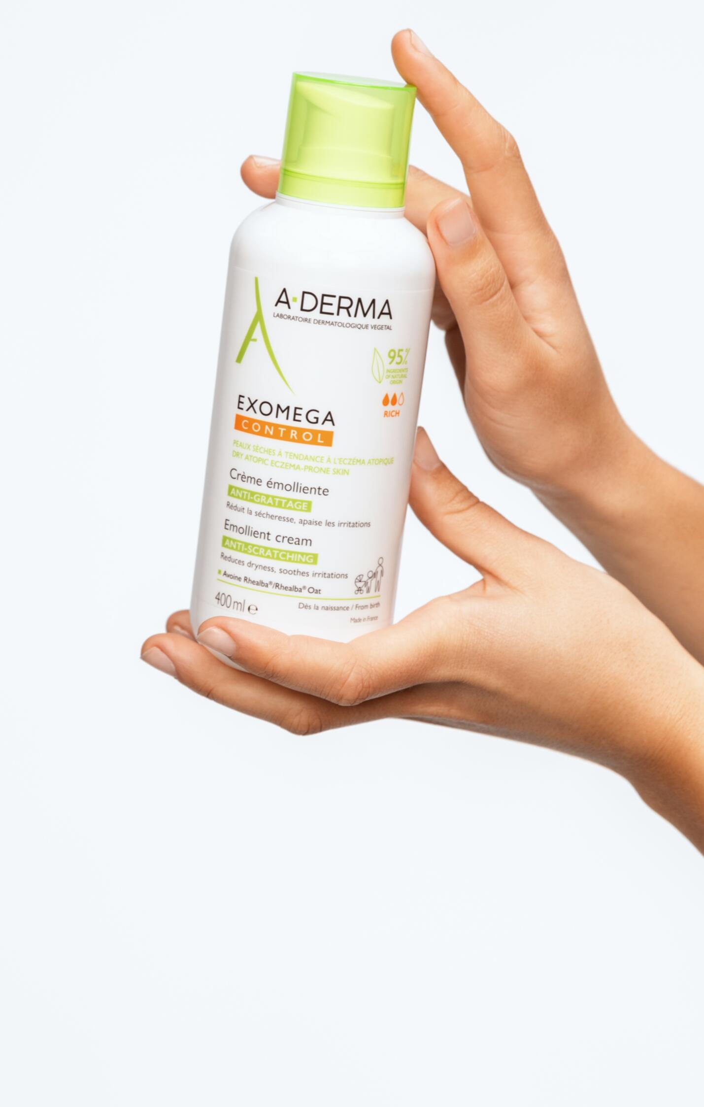 AD_EXOMEGA_EMOLLIENT_CREAM_BOY SHOWING CREAM_LIFESTYLE_200ML_2022